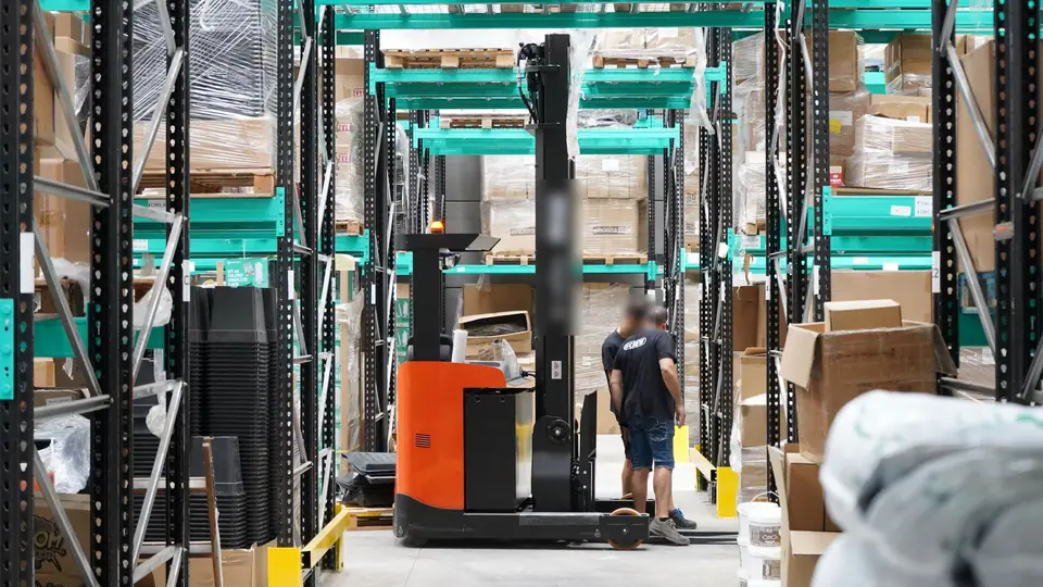Depoda palet taşıyan forklift